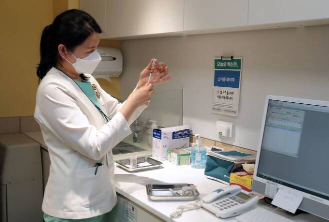 지난 3월 서울 한 병원에서 간호사가 접종 준비를 하고 있다. 사진은 기사와 직접 관련이 없습니다.   사진공동취재단