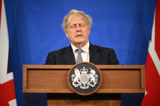 보리스 존슨 영국 총리가 25일(현지시간) 런던에서 ‘파티보고서’에 관한 기자회견 도중 눈을 감고 있다. 연합뉴스·AP
