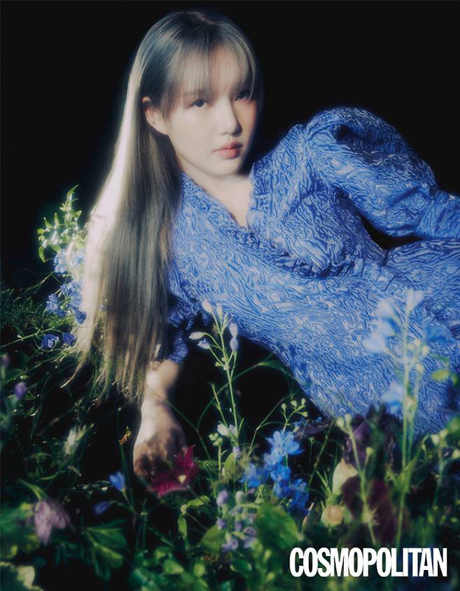 Yerin, who was a member of the girl group GFriend and stood alone, decorated the June issue of Cosmopolitan with a dreamy picture.Singer Yerin released his mini album ARIA (Aria), which contains his first story, on the 18th, and started his full-scale activities.ARIA includes five songs of various genres, including the title songs of the same name, including Intro: Bloom, Believer, Lala, and Time.Yerin, who filmed a dreamy-looking picture with the concept of Flower on the day, raised expectations for Solo Singer Yerin with a charisma different from the group activities.When asked about his Solo debut testimony, Yerin said, I wanted to prepare it properly, so I recorded more than 1,000 title songs.The June 2022 issue of Cosmopolitan, which contains Yerins interview, will be available at bookstores from May 22, 2022, and can also be found on the Cosmopolitan Korea website.