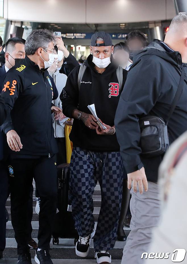 브라질 축구대표팀의 '슈퍼스타' 네이마르(파리 생제르맹)이 대한민국과의 평가전을 위해 26일 오후 인천국제공항 제1터미널을 통해 입국 후 코로나19 검사센터로 향하고 있다. 대한민국과 브라질의 경기는 오는 6월 2일 서울월드컵경기장에서 열린다. 2022.5.26/뉴스1 © News1 김진환 기자