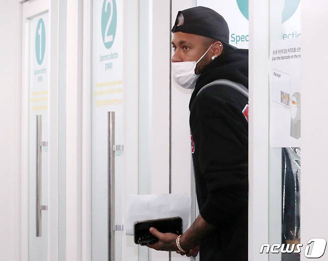 브라질 축구대표팀의 '슈퍼스타' 네이마르(파리 생제르맹)이 대한민국과의 평가전을 위해 26일 오후 인천국제공항 제1터미널을 통해 입국 후 코로나19 검사를 받고 있다. 대한민국과 브라질의 경기는 오는 6월 2일 서울월드컵경기장에서 열린다. 2022.5.26/뉴스1 © News1 김진환 기자