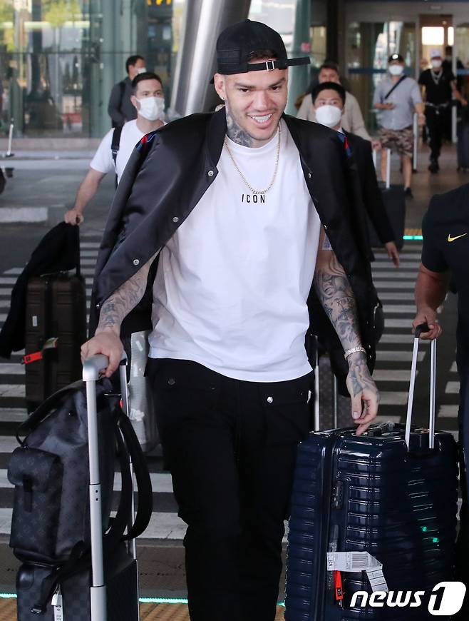 브라질 축구대표팀의 에데르송(맨체스터 시티)이 대한민국과의 평가전을 위해 26일 오후 인천국제공항 제1터미널을 통해 입국하고 있다. 대한민국과 브라질의 경기는 오는 6월 2일 서울월드컵경기장에서 열린다. 2022.5.26/뉴스1 © News1 김진환 기자