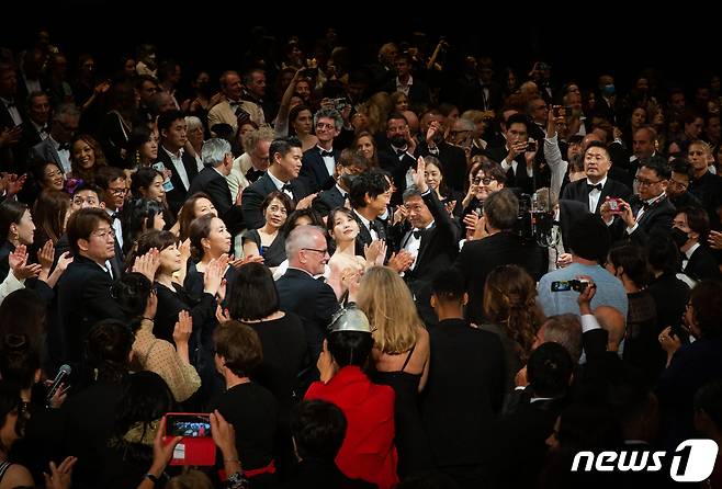 26일 오후(현지시간) 제75회 칸 국제영화제가 열리고 있는 프랑스 남부 칸 ‘팔레 데 페스티벌’(Palais des Festivals) 뤼미에르 대극장에서 경쟁부문 진출작 영화 ’브로커' 월드 프리미어 시사회가 열려, 영화 상영이 종료되자 장내 관중들이 일제 기립박수를 치고 있다. 2022.5.27/뉴스1 © News1 이준성 프리랜서기자