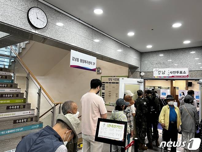 6·1지방선거 사전투표 첫 날인 27일 오전 강원 춘천남부노인복지관에 마련된 사전투표소에 시민들이 투표를 하기 위해 줄을 서있다. © 뉴스1 한귀섭 기자