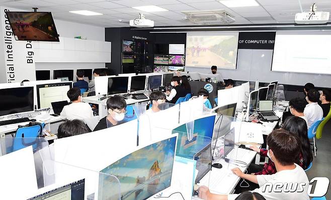 영진전문대 켬퓨터정보계열 학생들이 AI빅데이터응용 SW 실습하는 모습. (영진전문대 제공) © 뉴스1
