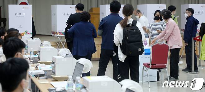 제8회 전국동시지방선거 사전투표 첫날인 27일 전북 전주시 전북보훈회관에 마련된 금암1동 사전투표소에서 유권자들이 사전투표를 하고 있다. 2022.5.27/뉴스1 © News1 유경석 기자