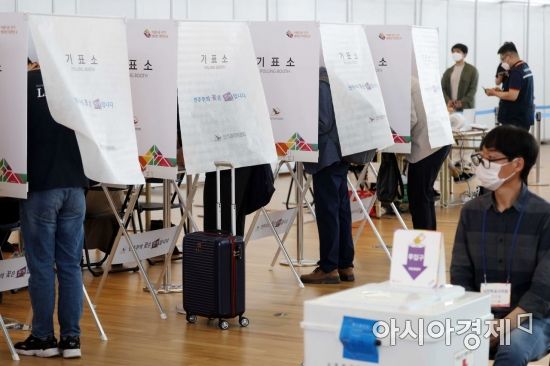 제8회 전국동시지방선거 사전투표일인 27일 인천국제공항 제1여객터미널에 마련된 사전투표소에서 시민들이 투표를 하고 있다. /문호남 기자 munonam@