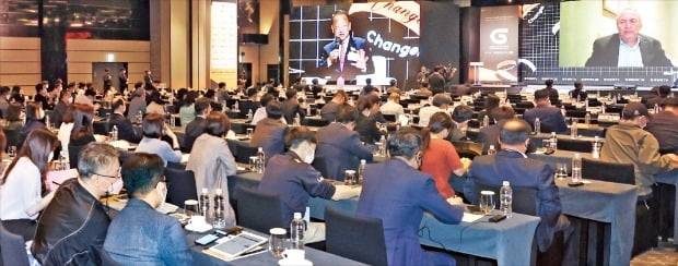 래리 서머스 전 미국 재무장관과 유일호 전 부총리 겸 기획재정부 장관이 19일 서울 그랜드하얏트호텔에서 열린 ‘2022 세계 경제·금융 컨퍼런스’에서 화상토론을 하고 있다. /김범준 기자