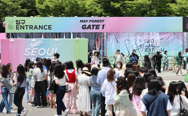 People wait in line to enter the venue of Seoul Jazz Festival, which took place at the Olympic Park’s 88 Jandi Madang, in southeastern Seoul, on Friday. (Yonhap)