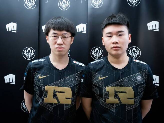 RNG '샤오후' 리위안하오(왼쪽)과 '웨이' 옌양웨이.   라이엇게임즈 플리커