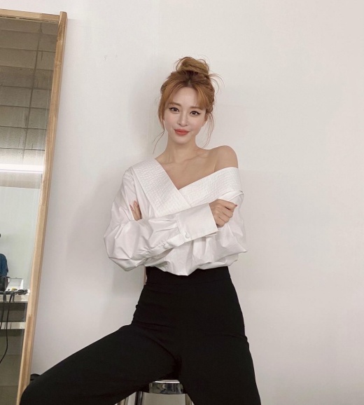 Actor Han Ye-seul (real name Kim Ye-seul and 42) boasted of his up-and-coming appearance.On the 27th, Han Ye-seul posted several photos on social media, along with adding emoticons such as ice cream and cake.Bright hair colours stand out: Han Ye-seul showed off her flawless actress visuals, from cool features to a small face.Impressive expressions and imposing poses are impressive.Han Ye-seul, in particular, boldly revealed one shoulder and robbed his gaze, a slender shoulder line that proved to be leggy.The simple Black and White styling is also a gorgeous beauty that made it not plain.On the other hand, Han Ye-seul is in love with Ryu Sung-jae, a 10-year-old theater actor.