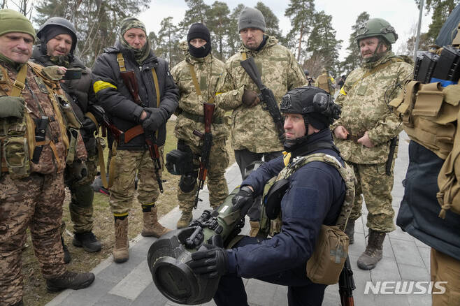 [키이우=AP/뉴시스] 9일(현지시간) 우크라이나 수도 키이우에서 우크라이나 방위군이 NLAW 대전차 미사일 다루는 법을 배우고 있다. 2022.03.10.