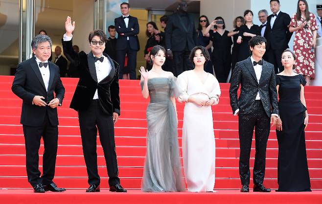 제75회 칸국제영화제 경쟁 부문 초청작 '브로커'가 현지 시간으로 26일 오후 7시(한국 시간 27일 오전 2시) 프랑스 칸 뤼미에르 대극장에서 월드 프리미어를 진행한 가운데, 고레에다 히로카즈 감독과 송강호, 강동원, 이지은, 이주영이 기자들을 향해 손을 흔들고 있다. CJ ENM 제공