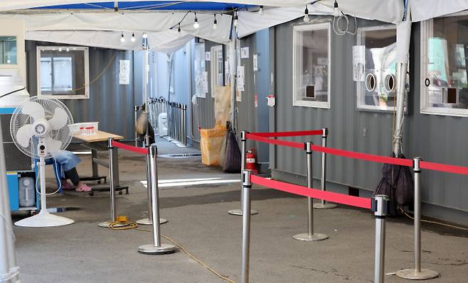 26일 서울역 광장에 마련된 코로나19 임시선별검사소가 한산하다. 연합뉴스