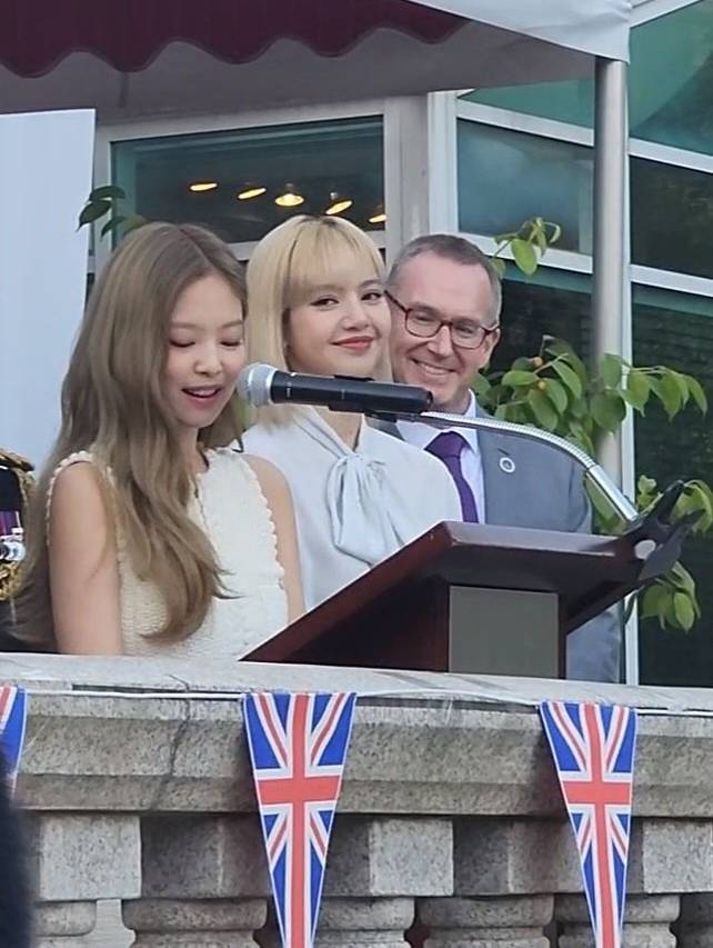 ▲ 축사를 읽는 제니. 출처|콜린 크룩스 주한영국대사 트위터