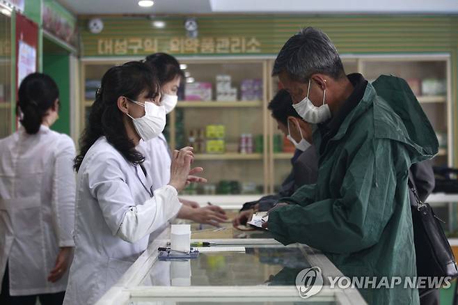 코로나 확산 속 약품 처방하는 평양 약국 직원들 (평양 AP=연합뉴스)