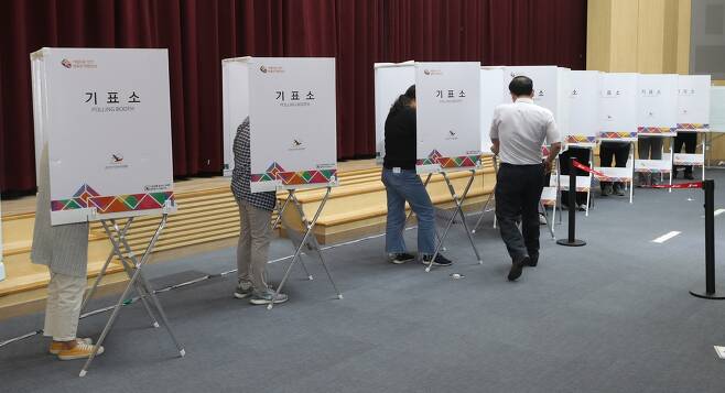 사전투표하는 유권자들 [촬영 김용태]