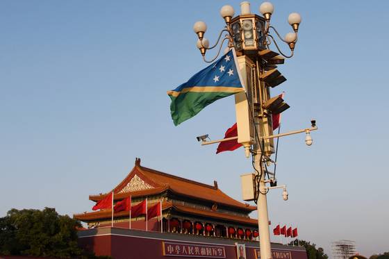 2019년 10월 솔로몬제도의 마나세 소가바레 총리의 방중을 환영하는 깃발이 천안문 광장에 걸렸다.〈사진=로이터, 연합뉴스〉