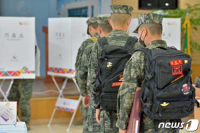 제8회 전국동시지방선거 사전투표 첫날인 지난 27일 경북 포항시 남구 오천농협 사전투표소에서 해병대 1사단 장병들이 휴가를 가기 전 한표를 행사하기 위해 줄을 서서 기다리고 있다.2022.5.27/뉴스1 © News1 최창호 기자