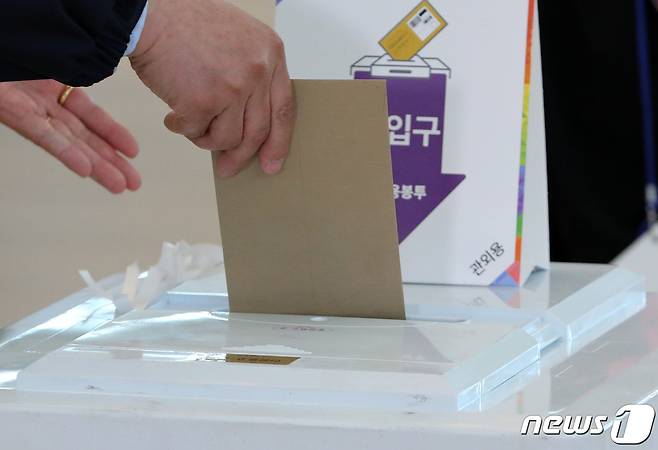 사전투표소에서 유권자가 투표를 하고 있다../뉴스1 © News1 박세연 기자