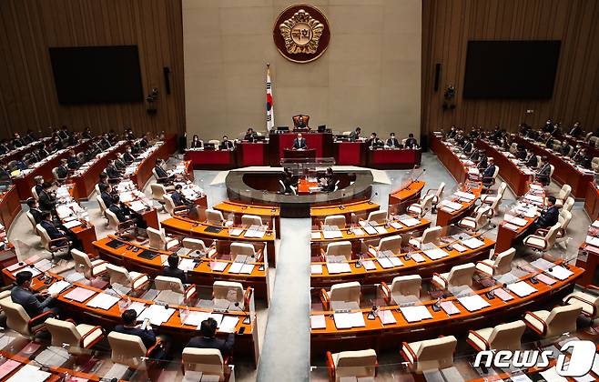 추경호 국무총리 직무대행(부총리 겸 기획재정부 장관)이 지난 19일 당시 서울 여의도 국회에서 열린 제397회 국회 임시회 제1차 예산결산특별위원회 전체회의에서 추경안 제안 설명을 하고 있다. (공동취재) 2022.5.19/뉴스1 © News1 유승관 기자