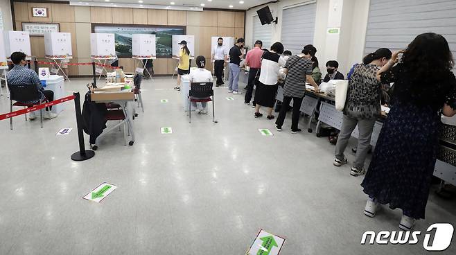 제8회 전국동시지방선거 사전투표 둘째날인 28일 울산 북구 농소3동행정복지센터에 마련된 사전투표소에서 시민들이 투표를 하고 있다. 2022.5.28/뉴스1 © News1 조민주 기자