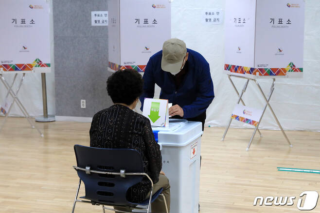 제8회 전국동시지방선거 사전 투표 이틑날인 28일 오전 서울 중구 다산동 주민센터에 마련된 사전투표소에서 유권자들이 투표하고 있다. 2022.5.28/뉴스1 © News1 구윤성 기자