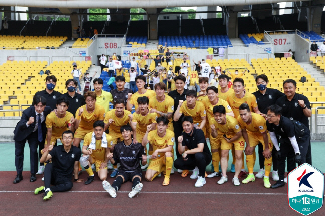 광주 선수단이 28일 부산전에서 승리한 뒤 단체 세리머니를 펼치고 있다. 제공 | 한국프로축구연맹