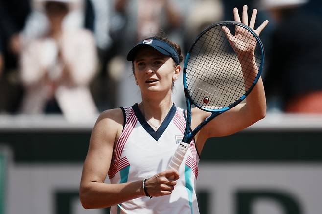 Romania's Irina-Camelia Begu celebrates after winning her third round match against France's Leolia Jeanjean in two sets, 6-1, 6-4, at the French Open tennis tournament in Roland Garros stadium in Paris, France, Saturday, May 28, 2022. (AP Photo/Thibault Camus)<저작권자(c) 연합뉴스, 무단 전재-재배포 금지>