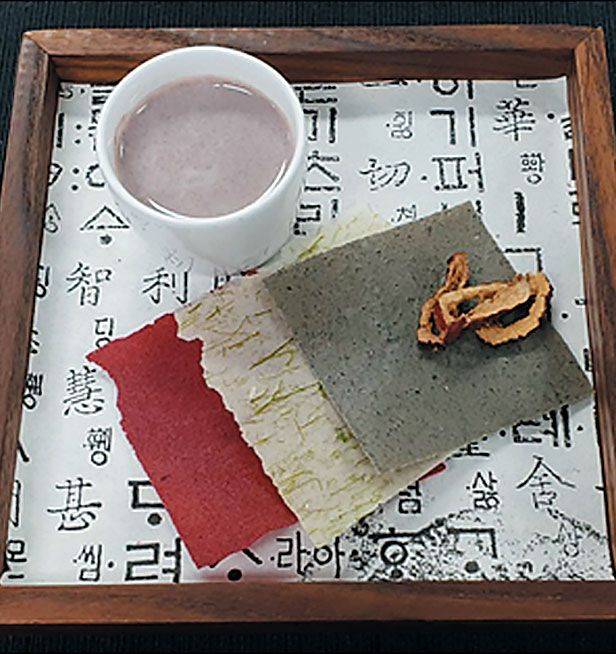 한미 정상회담 공식 만찬 애피타이저로 나온 자색고구마·단호박·흑임자로 만든 3가지 전병과 팥 음료./대통령실 제공