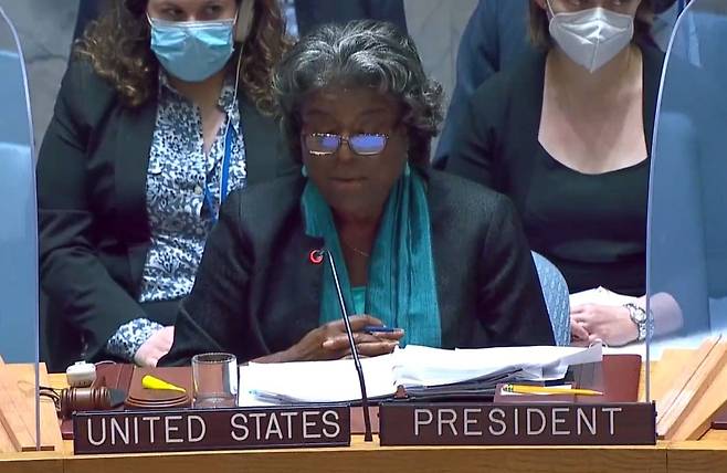 린다 토머스-그린필드 유엔 주재 미국 대사가 26일 유엔 안전보장이사회에서 대북 추가 제재 결의안 채택이 불발된 뒤 발언하고 있다. UNTV/뉴스1