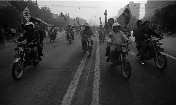 <1989년 5월 30일, 학생들의 시위를 지원하고 있는 시민들의 오토바이 부대. 사진/Jian Liu/Humanitarian China>