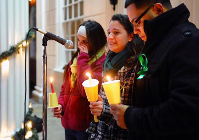 2012년 코네티컷주 뉴타운에서 열린 촛불 추모제에서 희생자 유족이 참가자 100여 명을 향해 감사를 표하고 있다. AP 연합뉴스 자료사진