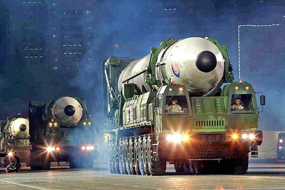 북한이 지난 25일 시험발사한 것으로 추정되는 화성17형 미사일. 사진은 지난 4월 열병식에서 공개된 화성-17형. 뉴스1