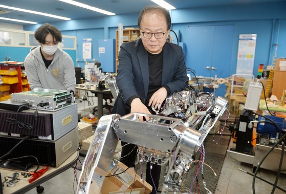 ‘휴보 아버지’ 오준호 KAIST 교수가 연구실에서 유압식 4족보행 로봇을 조작하고 있다. 오 교수가 연구 개발을 바탕으로 창업한 레인보우로보틱스는 지난해 초 코스닥에 상장됐다. 프리랜서 김성태