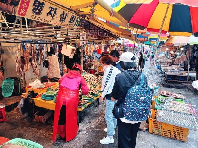 Merchants and shoppers haggle over prices at Jagalchi Market (Lee Si-jin/The Korea Herald)