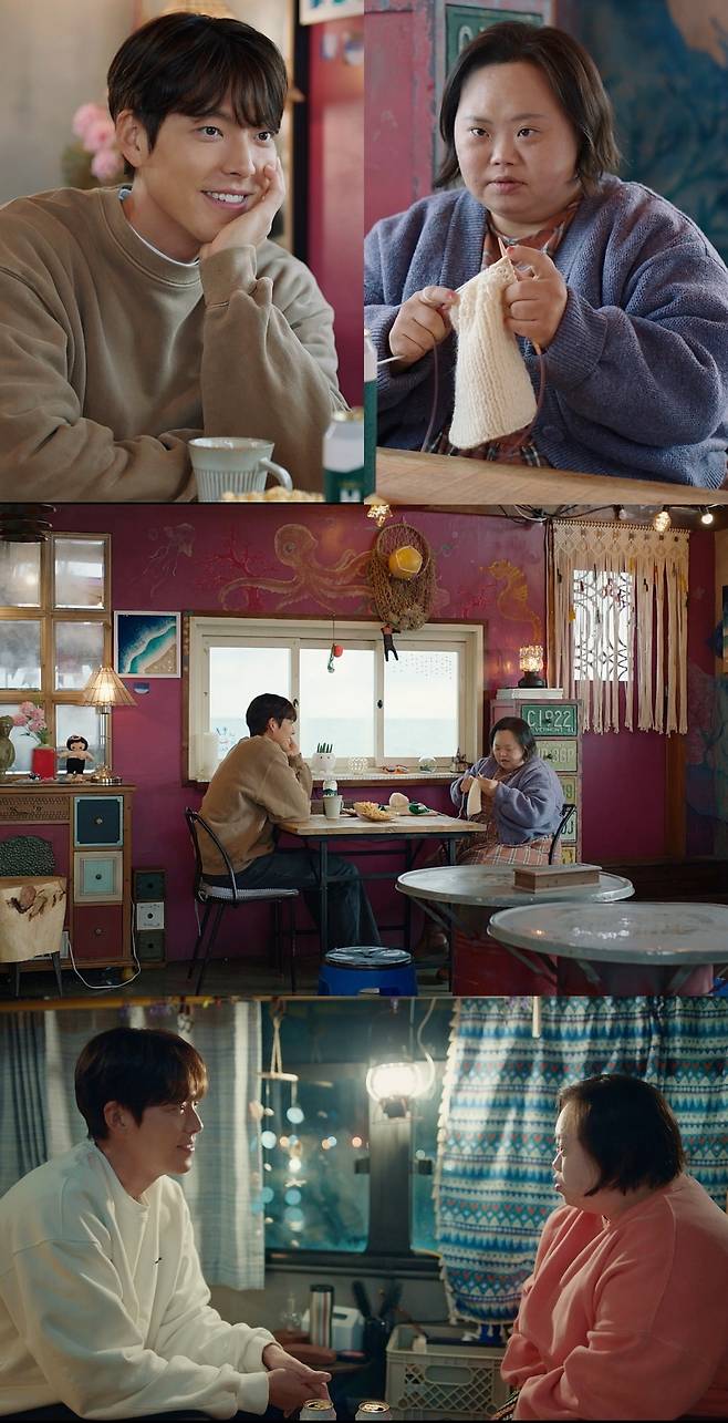 ‘우리들의 블루스’ 김우빈이 한지민을 향한 직진 사랑 행보가 이어진다.사진=tvN 제공