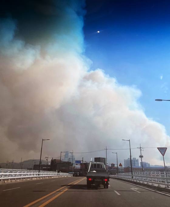 28일 낮 12시쯤 경북 울진군 근남면 행곡리의 한 야산에서 발생한 불이 바람을 타고 울진읍 읍남리 쪽으로 확산되고 있다. 산림당국은 산불전문진화헬기 등 25대와 장비 79대, 공무원 등 200여명을 투입 진화작업을 벌이고 있다.(독자제공)2022.5.28/뉴스1
