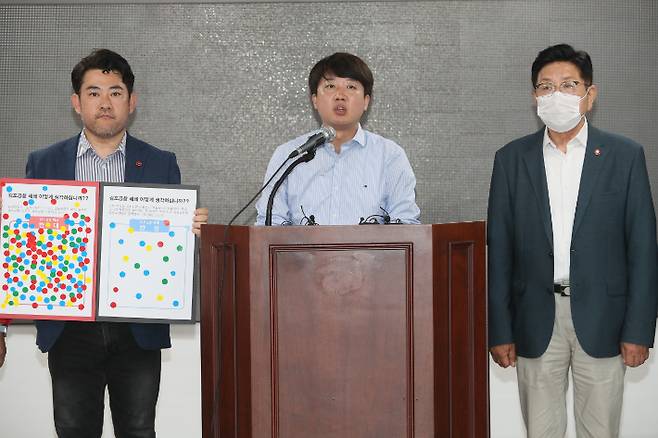 국민의힘 이준석 대표가 28일 제주국제공항 도착층에서 기자회견을 열고 더불어민주당 이재명 인천 계양을 후보의 김포공항 이전 공약에 대해 비판하고 있다. 연합뉴스