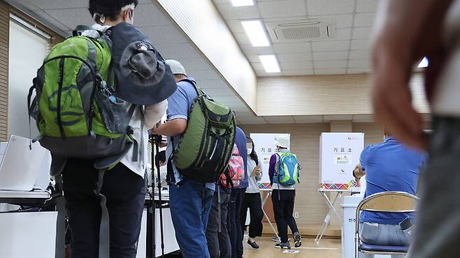 오늘(28일) 오전, 서울 불광동 투표소를 찾은 등산객들 모습