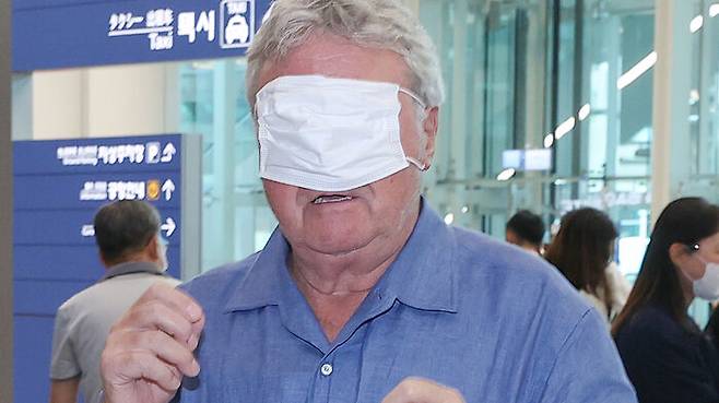 마스크로 얼굴을 가리며 익살스러운 모습을 보인 히딩크
