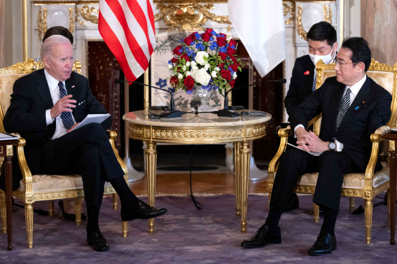 - 조 바이든(왼쪽) 미국 대통령과 기사다 후미오 일본 총리가 23일 도쿄 아카사카궁에서 회담을 하고 있다. 도쿄 AFP 연합뉴스