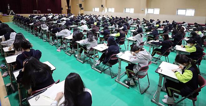 4월28일 경기도 한 고등학교에서 학생들이 시험을 치르고 있다. ⓒ연합뉴스