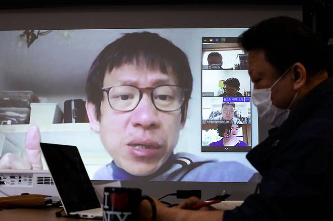 <시사IN>과 줌미팅 하는 샹뱌오 박사(큰 화면), 이병한 역사학자(맨 아래), 임명묵 작가(위에서 세 번째). ⓒ시사IN 신선영