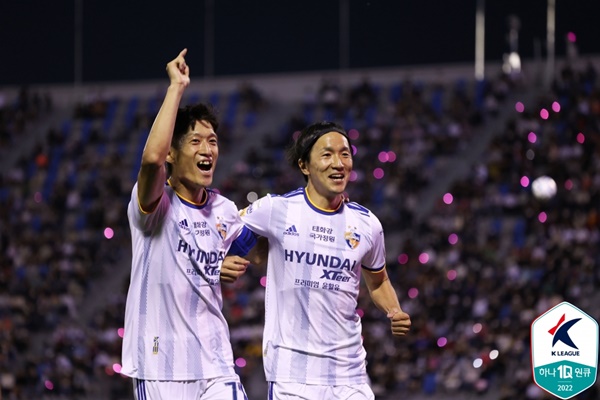 울산 이청용(왼쪽)과 아마노 / 사진=한국프로축구연맹 제공