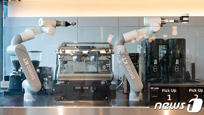KT 송파사옥 바리스타 로봇. 두 개의 팔이 각자 역할을 분담해 커피를 제조한다. 2022.5.24/뉴스1 © News1 이기범 기자