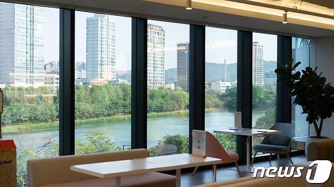 KT 송파사옥에서는 석촌호수 풍경이 훤히 보이는 휴게 공간이 각층마다 배치돼 있다. 2022.5.24/뉴스1 © News1 이기범 기자