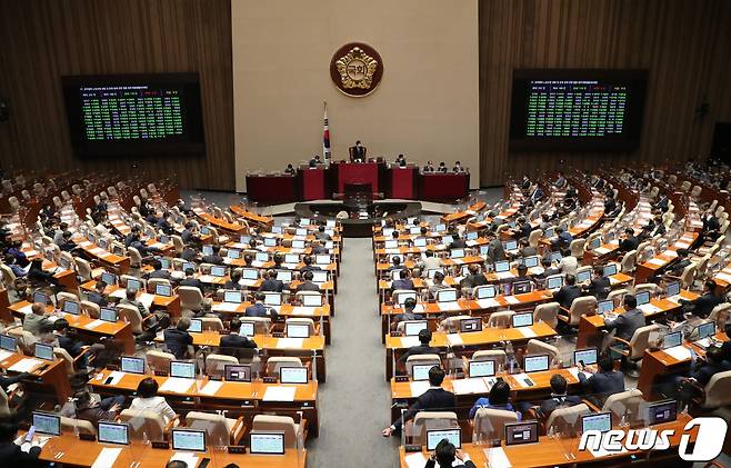 29일 서울 여의도 국회에서 열린 397회(임시회) 제4차 본회의에서 '공무원의 노동조합 설립 및 운영 등에 관한 법률 일부개정법률안'이 재적 292인 중 재석 188인, 찬성 176인, 반대 4인, 기권 8인으로 통과 되고 있다. (공동취재) 2022.5.29/뉴스1 © News1 허경 기자