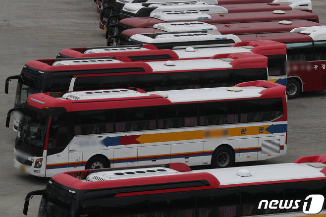 서울 송파구 탄천주차장에 있는 전세버스 모습. /뉴스1 © News1 DB