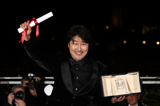 배우 송강호가 칸에서 한국 영화 사상 최초로 남우주연상을 수상했다. AFP연합뉴스.